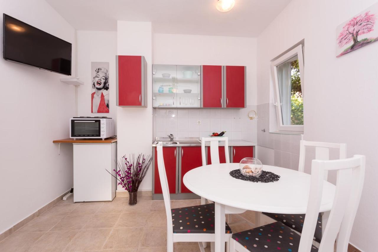 Lara - Apartment Near The Beach Vrbnik Eksteriør billede